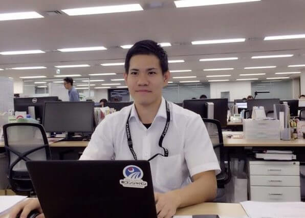 インタビュアー