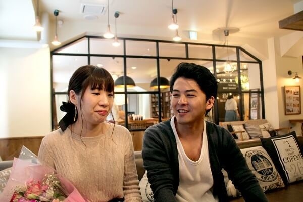 インタビューを受ける2人